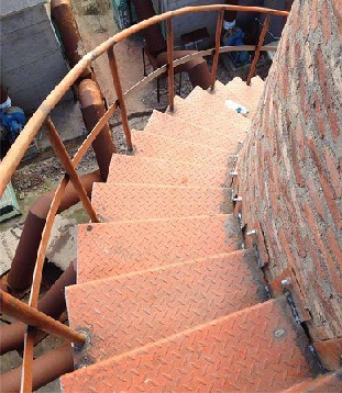锦州烟囱安装爬梯和高空作业平台的过程