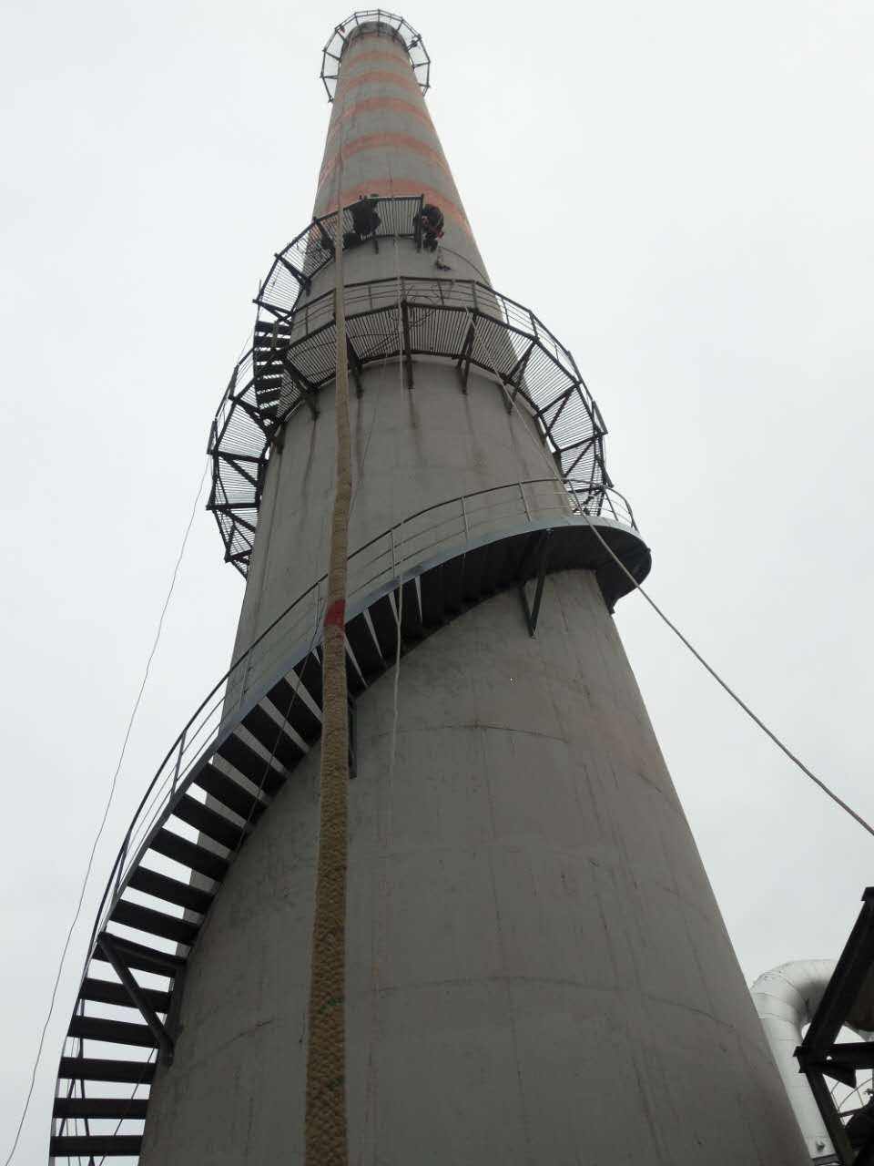 赣州烟囱安装旋转梯的特点及安装方法