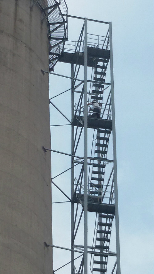 青岛烟囱安装折梯施工技术措施及安全保证措施有哪些？