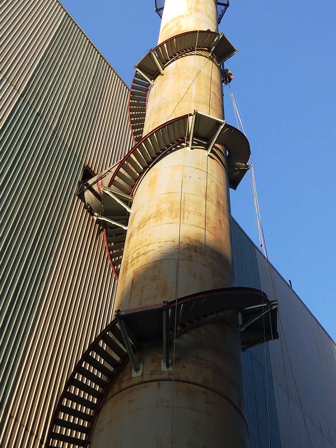 锦州烟囱安装旋转梯施工质量及安全防护措施要求