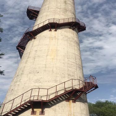 青岛烟囱安装旋转梯正确流程是怎么安装的？